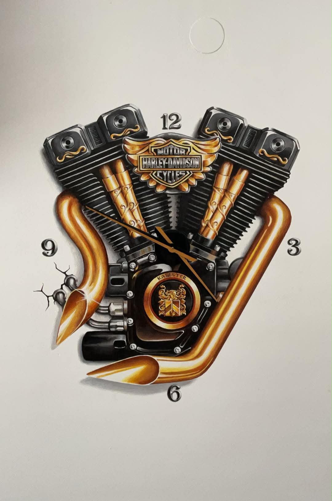 Notranja stenska poslikava ure v obliki motorja Harley-Davidson z zlatimi izpušnimi cevmi
